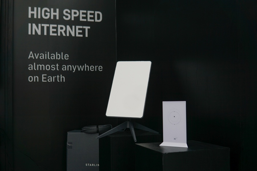 Một bộ Starlink ti&ecirc;u chuẩn gồm một ăng-ten thu ph&aacute;t t&iacute;n hiệu với vệ tinh cỡ nhỏ, c&ugrave;ng một router ph&aacute;t t&iacute;n hiệu Internet qua kết nối wifi, d&acirc;y kết nối