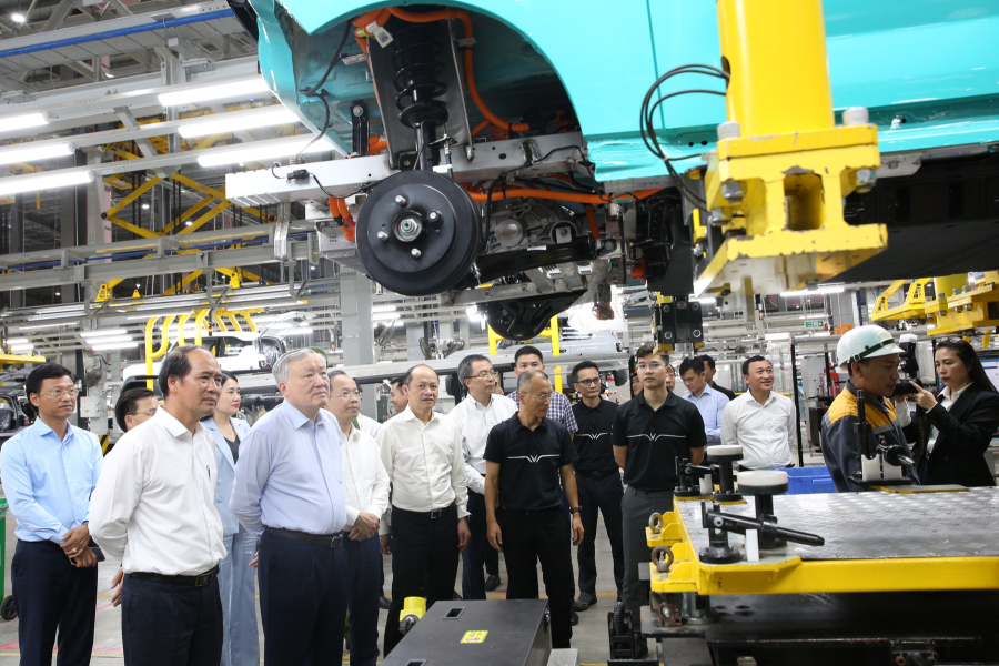 Ph&oacute; Thủ tướng Thường trực Ch&iacute;nh phủ Nguyễn H&ograve;a B&igrave;nh đ&aacute;nh gi&aacute; cao nỗ lực của Tập đo&agrave;n Vingroup trong việc l&agrave;m chủ c&ocirc;ng nghệ v&agrave; ti&ecirc;n phong trong lĩnh vực c&ocirc;ng nghiệp xanh