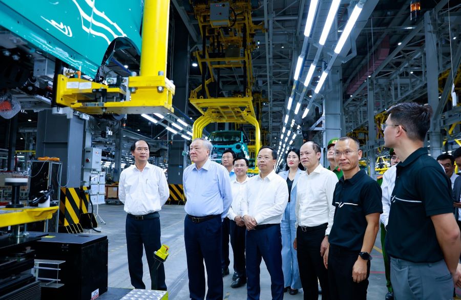 Phó Thủ tướng Thường trực Nguyễn Hòa Bình thăm Nhà máy sản xuất pin, ô tô điện tại KKT Vũng Áng