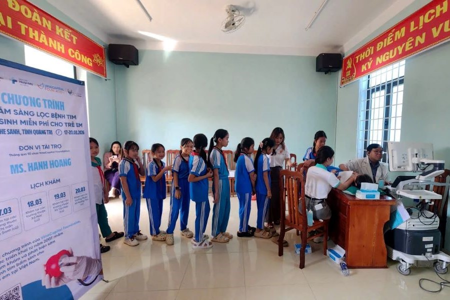 C&aacute;c em học sinh Trường tiểu học số 1 Khe Sanh tham gia kh&aacute;m s&agrave;ng lọc bệnh tim bẩm sinh