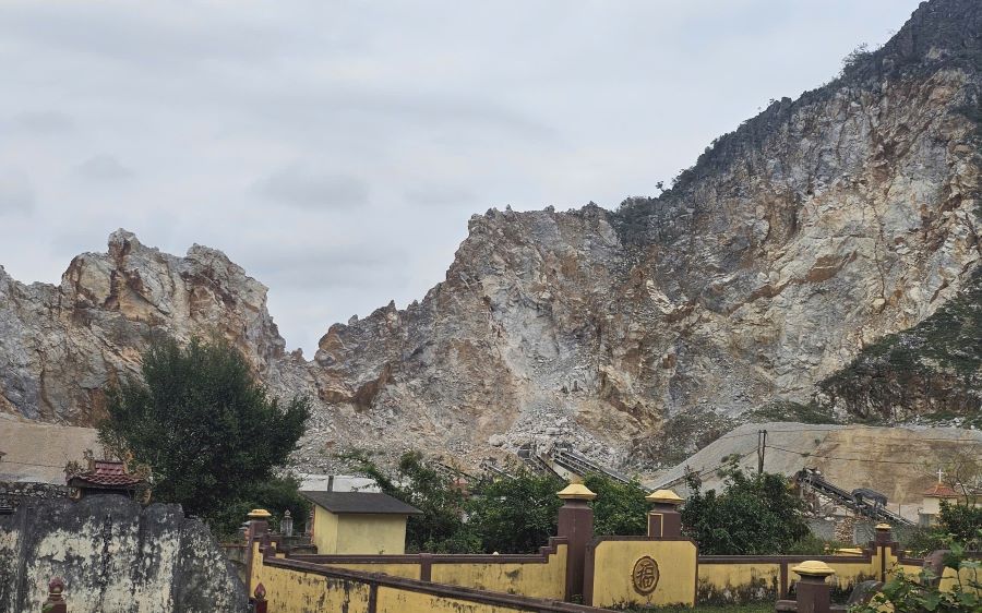 Quảng Trị: Tạm dừng khai thác mỏ đá do nổ mìn làm thủng mái nhà dân