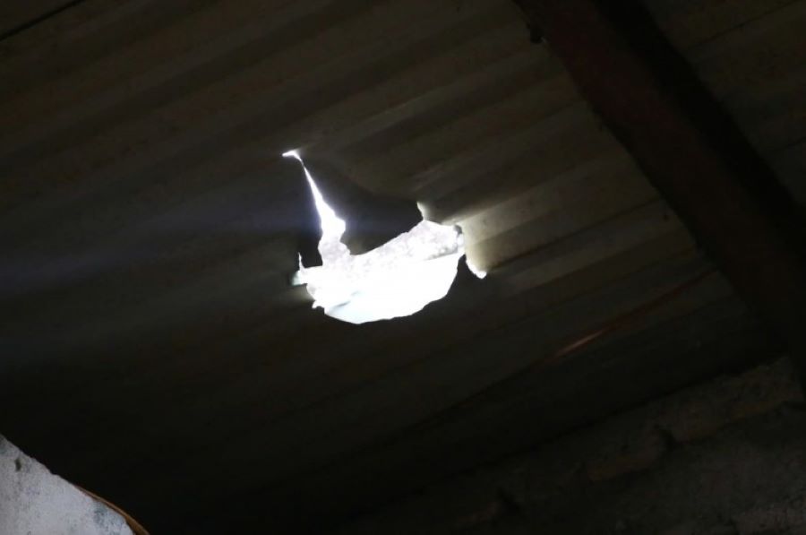 Nổ m&igrave;n khai th&aacute;c mỏ khiến đ&aacute; lớn bay v&agrave;o l&agrave;m thủng m&aacute;i nh&agrave; d&acirc;n