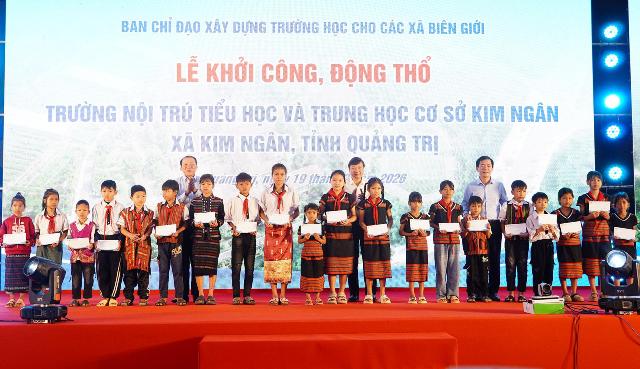 C&aacute;c đại biểu tặng qu&agrave; cho c&aacute;c em học sinh tại lễ động thổ.
