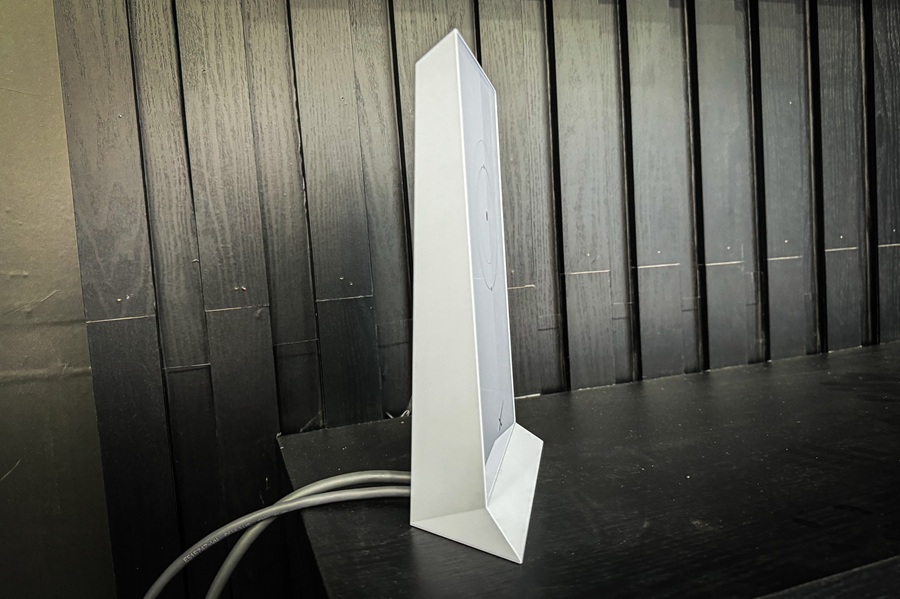 Router ph&aacute;t t&iacute;n hiệu Internet qua kết nối wifi với d&acirc;y nối đi k&egrave;m c&oacute; chiều d&agrave;i khoản 15m