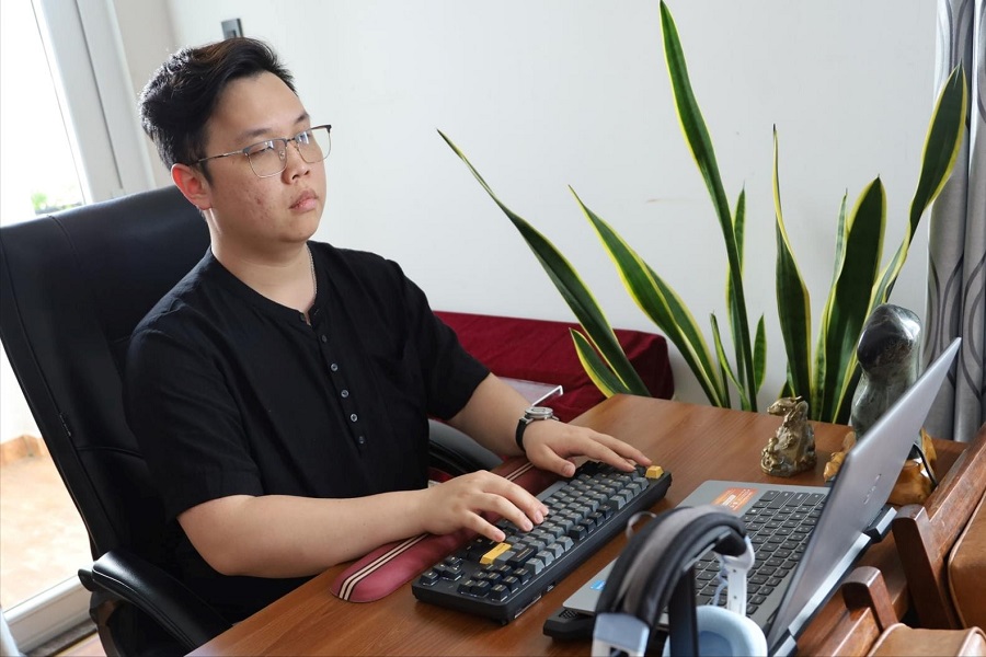 Sau ca phẫu thuật u n&atilde;o, anh Nguyễn Nhật Ph&uacute;c, phường Xu&acirc;n Hương - Đ&agrave; Lạt bị mất thị gi&aacute;c khi đang l&agrave; sinh vi&ecirc;n Trường Đại học Ngoại thương TP. Hồ Ch&iacute; Minh, chuy&ecirc;n ng&agrave;nh Kinh tế đối ngoại