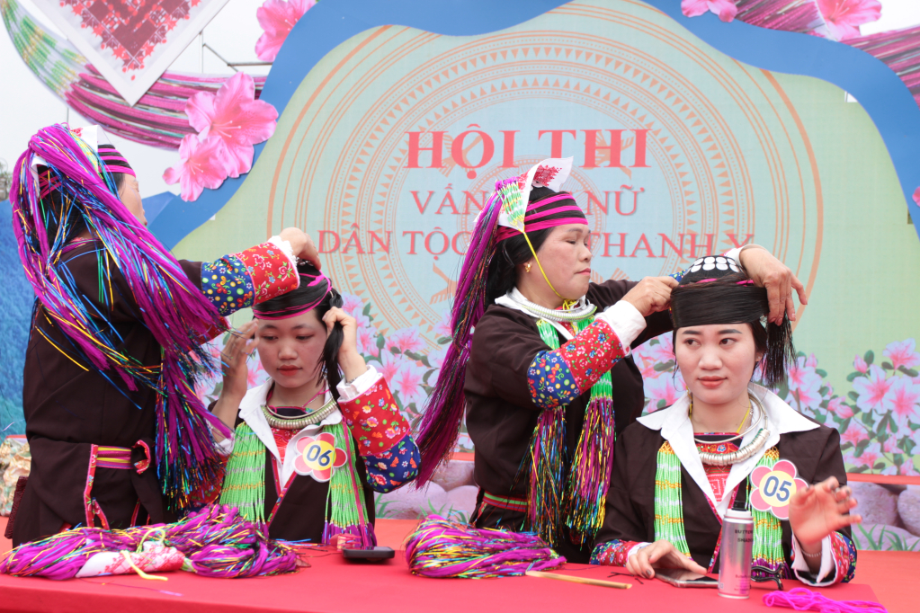 C&aacute;c nghệ nh&acirc;n tham gia phần thi vấn t&oacute;c cho thiếu nữ người Dao Thanh Y