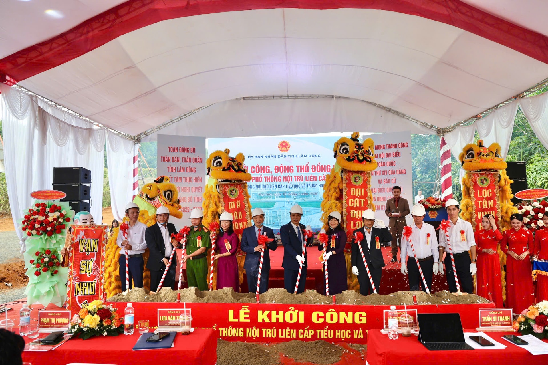 L&atilde;nh đạo tỉnh, ch&iacute;nh quyền địa phương thực hiện nghi thức động thổ khởi c&ocirc;ng Dự &aacute;n Trường phổ th&ocirc;ng nội tr&uacute; li&ecirc;n cấp TH v&agrave; THCS Tuy Đức