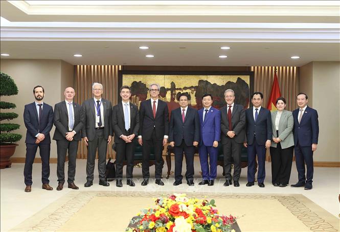 Thủ tướng Phạm Minh Ch&iacute;nh với c&aacute;c đại biểu Đo&agrave;n thanh tra của Ủy ban ch&acirc;u &Acirc;u (EC). Ảnh: An Đăng/TTXVN