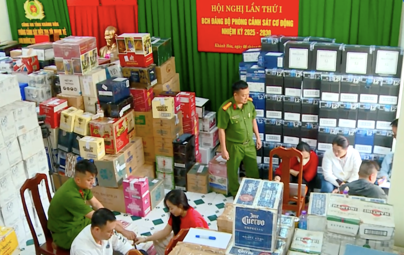 C&ocirc;ng an Kh&aacute;nh H&ograve;a thu giữ h&agrave;ng chục ngh&igrave;n chai rượu lậu tại C&ocirc;ng ty Thu H&agrave;. Ảnh: CACC.