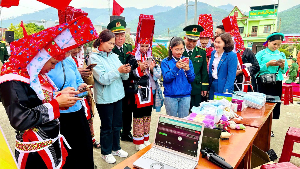 C&aacute;n bộ Hội LHPN tỉnh Quảng Ninh tuy&ecirc;n truyền, hướng dẫn hội vi&ecirc;n, phụ nữ x&atilde; Ho&agrave;nh M&ocirc; tra cứu, t&igrave;m hiểu th&ocirc;ng tin về cuộc bầu cử đại biểu Quốc hội kh&oacute;a XVI v&agrave; đại biểu HĐND c&aacute;c cấp, nhiệm kỳ 2026-2031 tr&ecirc;n c&aacute;c trang th&ocirc;ng tin ch&iacute;nh thống bằng điện thoại th&ocirc;ng minh