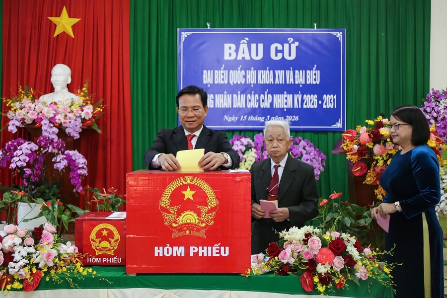 Ủy vi&ecirc;n Ban Chấp h&agrave;nh Trung ương Đảng, Ph&oacute; B&iacute; thư Tỉnh ủy, Chủ tịch UBND tỉnh L&acirc;m Đồng Hồ Văn Mười bỏ phiếu tại khu vực bỏ phiếu số 19, th&ocirc;n Nghĩa Thị, x&atilde; Đơn Dương