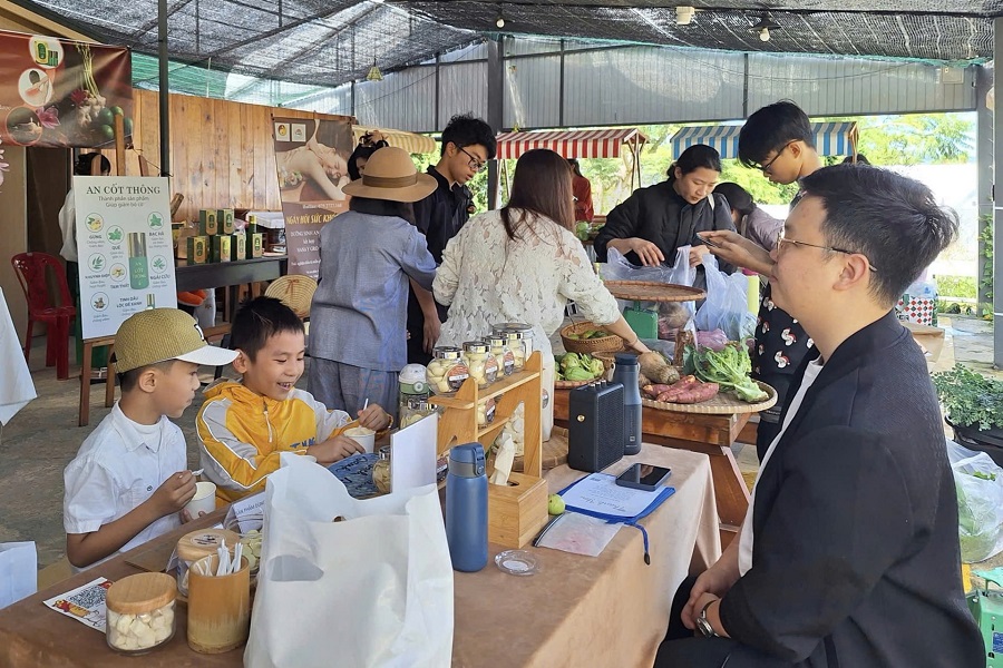 Vừa l&agrave;m phi&ecirc;n dịch, vừa khởi nghiệp b&aacute;n sữa chua gi&uacute;p anh Ph&uacute;c tự tin h&ograve;a nhập cuộc sống vừa c&oacute; thu nhập cho bản th&acirc;n