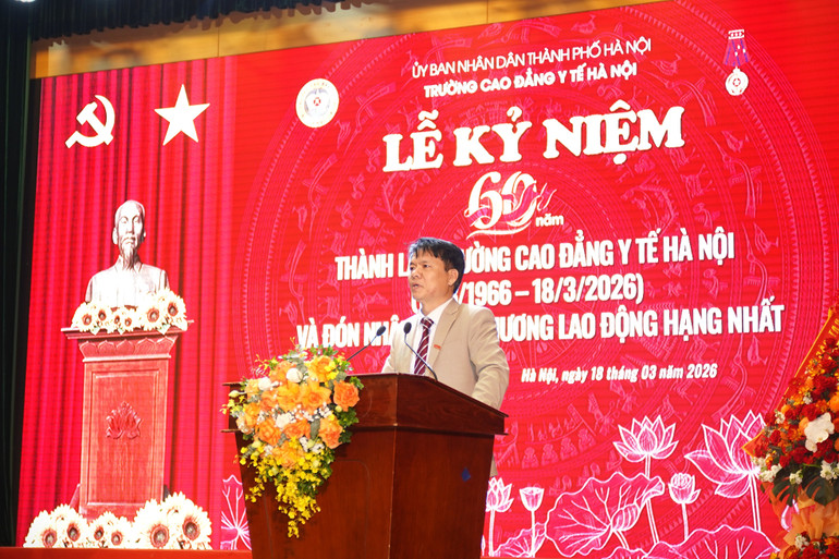 Tiến sĩ, b&aacute;c sĩ Phạm Văn T&acirc;n - Hiệu trưởng Trường Cao đẳng Y tế H&agrave; Nội đ&atilde; &ocirc;n lại chặng đường 60 năm h&igrave;nh th&agrave;nh v&agrave; ph&aacute;t triển đầy tự h&agrave;o của nh&agrave; trường