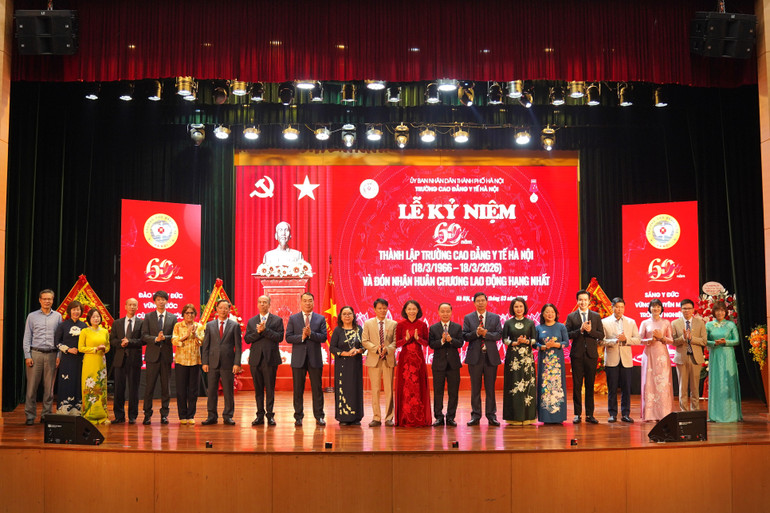 Trường Cao đẳng Y tế H&agrave; Nội đ&oacute;n nhận Hu&acirc;n chương Lao động hạng Nhất