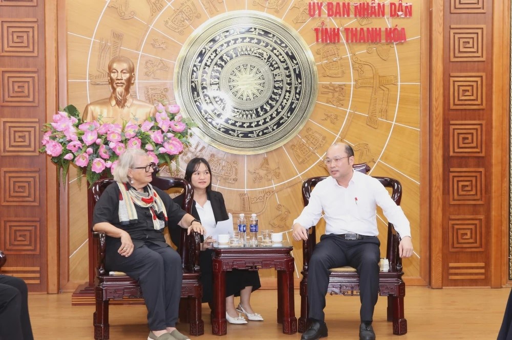 Đoàn công tác của tổ chức Đông Tây Hội Ngộ (East Meets West Foundation - EMWF) làm việc tại Thanh Hóa