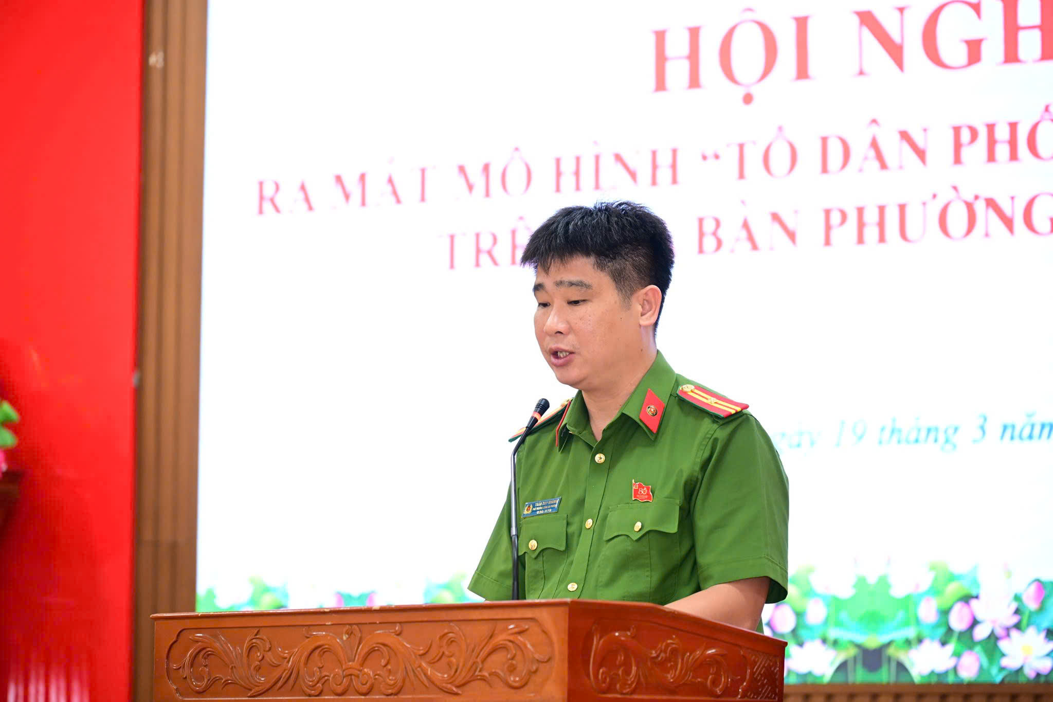 Trung t&aacute; Trần Duy Kh&aacute;nh - Ph&oacute; trưởng C&ocirc;ng an phường Hồng An b&aacute;o c&aacute;o đề xuất x&acirc;y dựng m&ocirc; h&igrave;nh tại hội nghị.