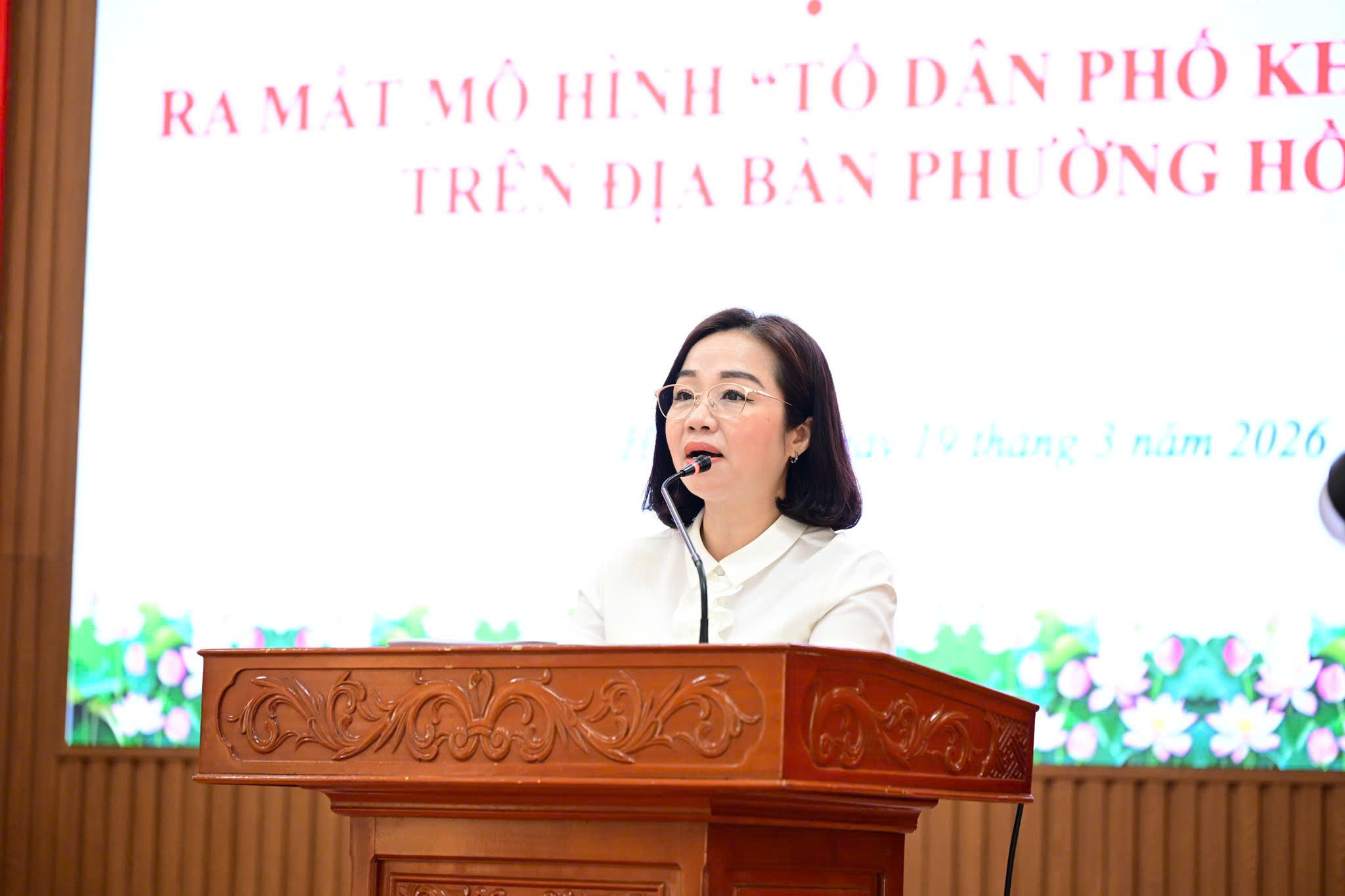 Đồng ch&iacute; L&ecirc; Thị Lan, Ph&oacute; Chủ tịch Thường trực UBND phường, Ph&oacute; Trưởng ban thứ nhất Ban Chỉ đạo 799 phường đ&atilde; triển khai Kế hoạch của UBND phường triển khai x&acirc;y dựng m&ocirc; h&igrave;nh &ldquo;Tổ d&acirc;n phố kh&ocirc;ng ma t&uacute;y.