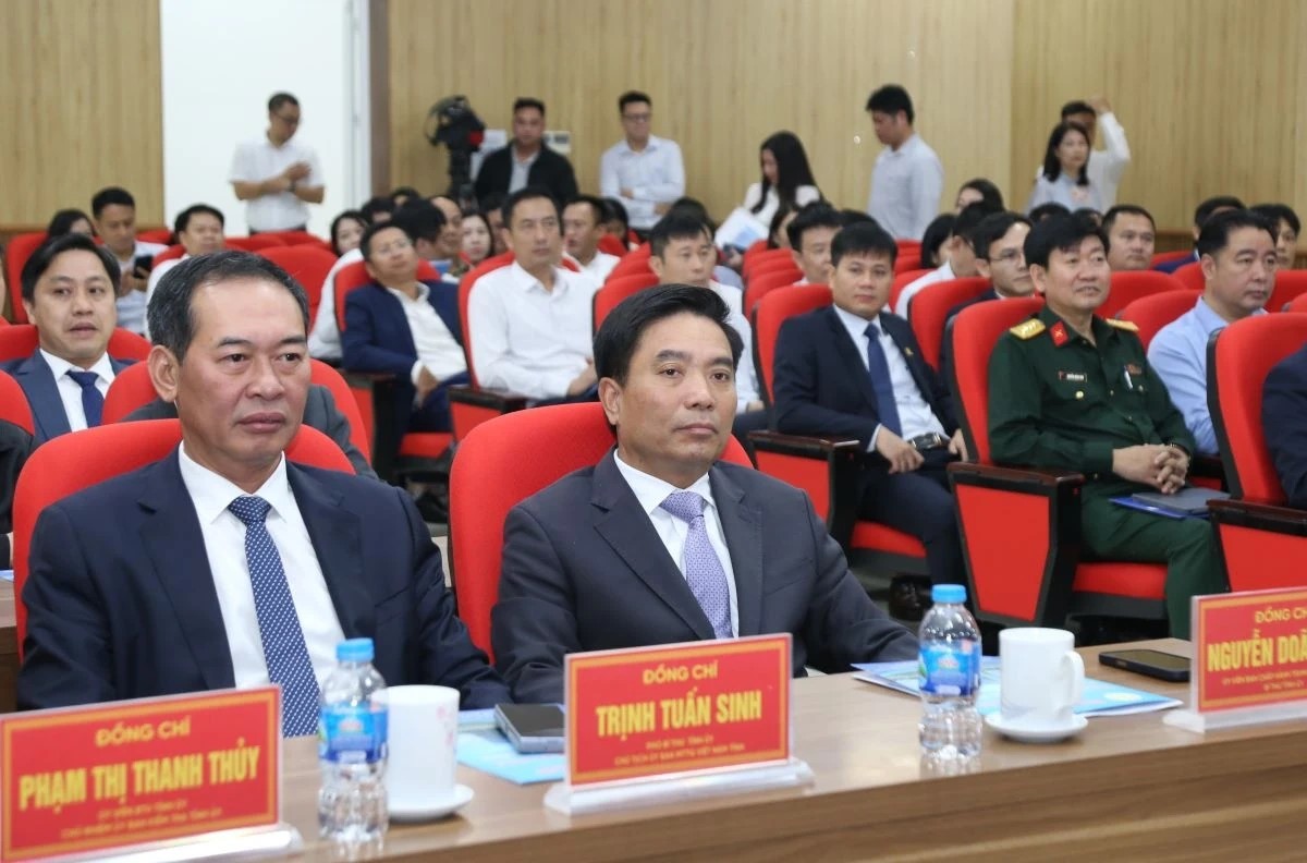 C&aacute;c đồng ch&iacute;: Nguyễn Do&atilde;n Anh, Ủy vi&ecirc;n Trung ương Đảng, B&iacute; thư Tỉnh ủy; Trịnh Tuấn Sinh, Ph&oacute; B&iacute; thư Tỉnh ủy, Chủ tịch Ủy ban MTTQ tỉnh c&ugrave;ng c&aacute;c đại biểu dự buổi lễ.