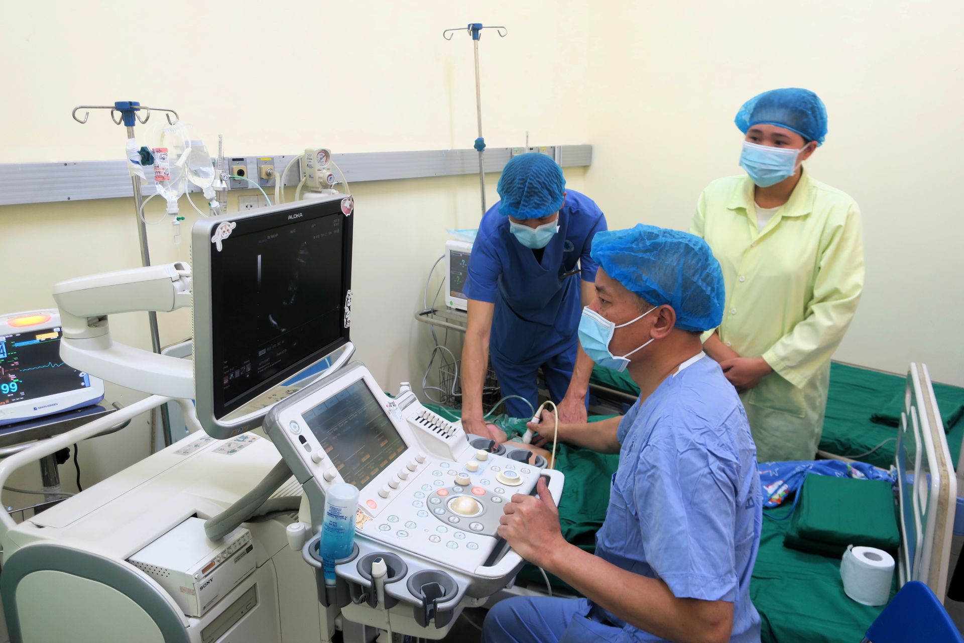 TS.BS Lê Hồng Quang, Phó Giám đốc Trung tâm Can thiệp tim mạch, Bệnh viện Nhi Trung ương kiểm tra sau khi bệnh nhi thực hiện phẫu thuật. TS.BS Lê Hồng Quang, Phó Giám đốc Trung tâm Can thiệp tim mạch, Bệnh viện Nhi Trung ương kiểm tra sau khi bệnh nhi thực hiện phẫu thuật.