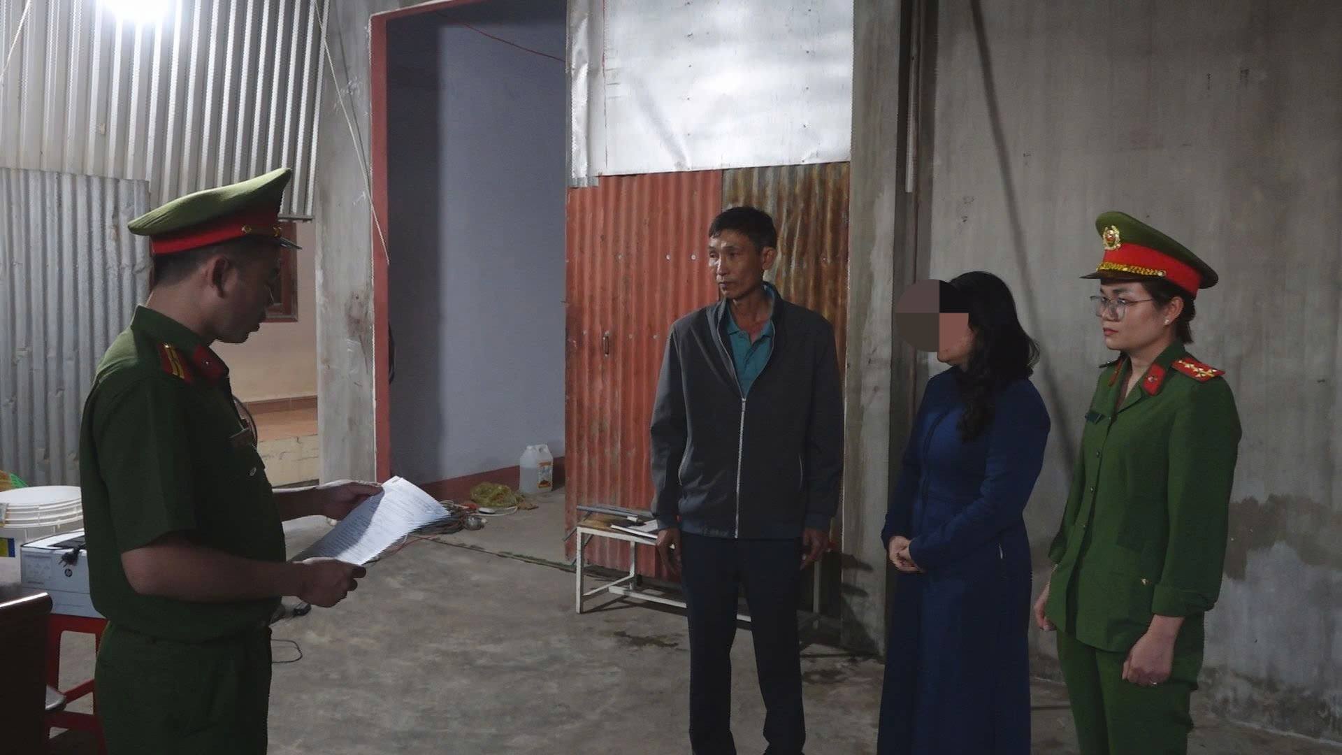 Lực lượng chức năng đọc lệnh kh&aacute;m x&eacute;t