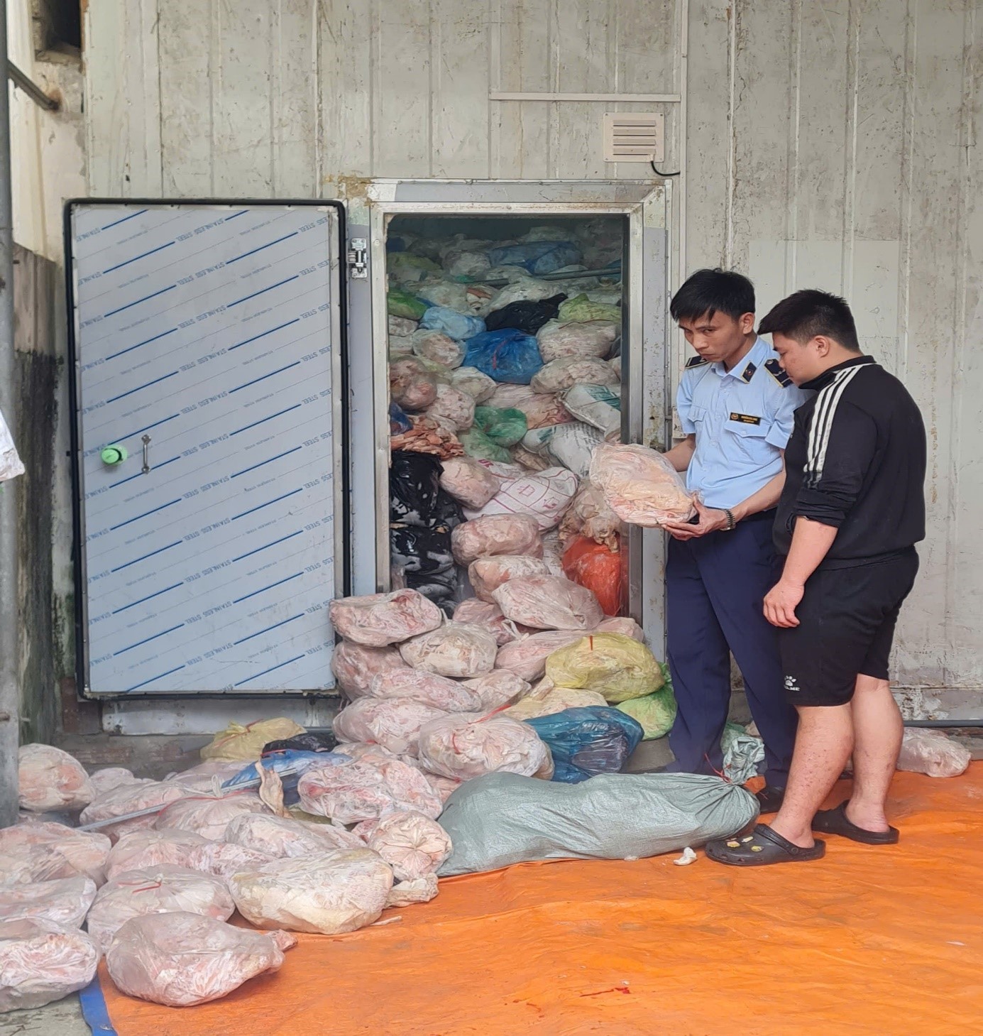 Nhiều vụ việc vi phạm về an to&agrave;n thực phẩm bị ph&aacute;t hiện trong dịp cao điểm