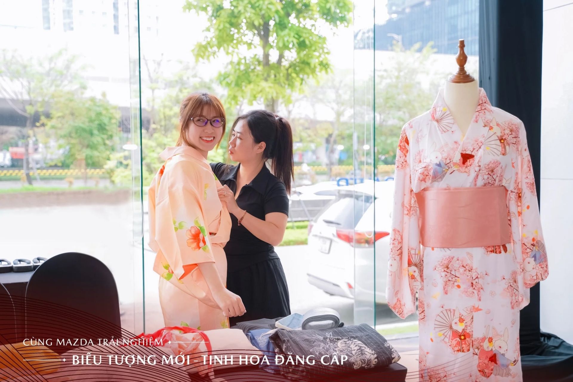 Kh&aacute;ch h&agrave;ng trải nghiệm trang phục Kimono tại sự kiện.