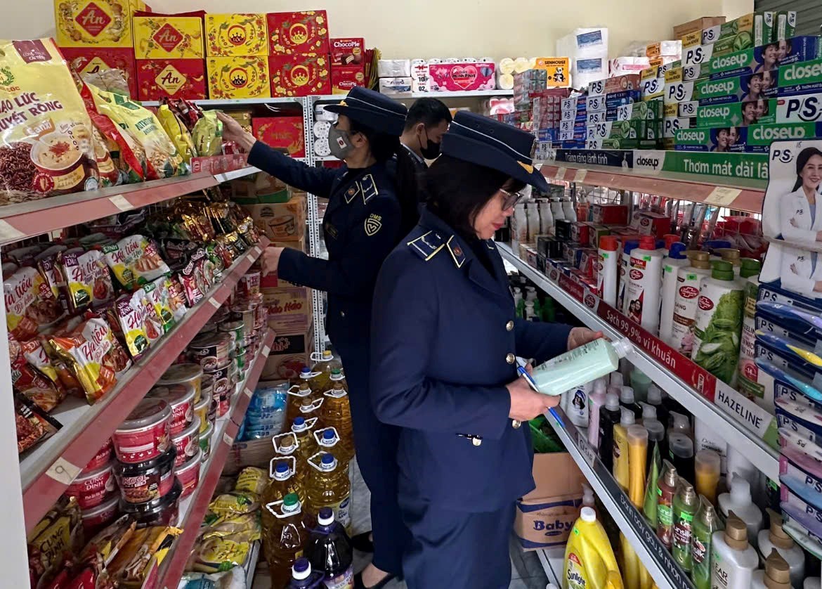 Lực lượng Quản l&yacute; thị trường tỉnh Thanh H&oacute;a kiểm tra h&agrave;ng h&oacute;a Tết tại c&aacute;c điểm kinh doanh tr&ecirc;n địa b&agrave;n quản l&yacute;