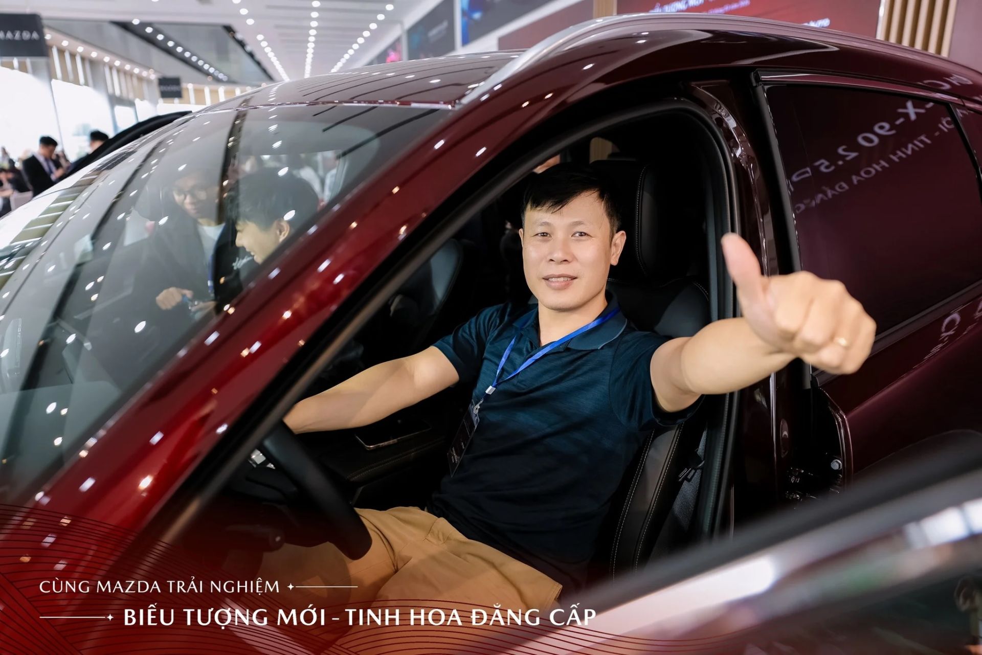 Kh&aacute;ch h&agrave;ng h&agrave;o hứng trải nghiệm SUV flagship Mazda CX-90 2.5 PHEV.