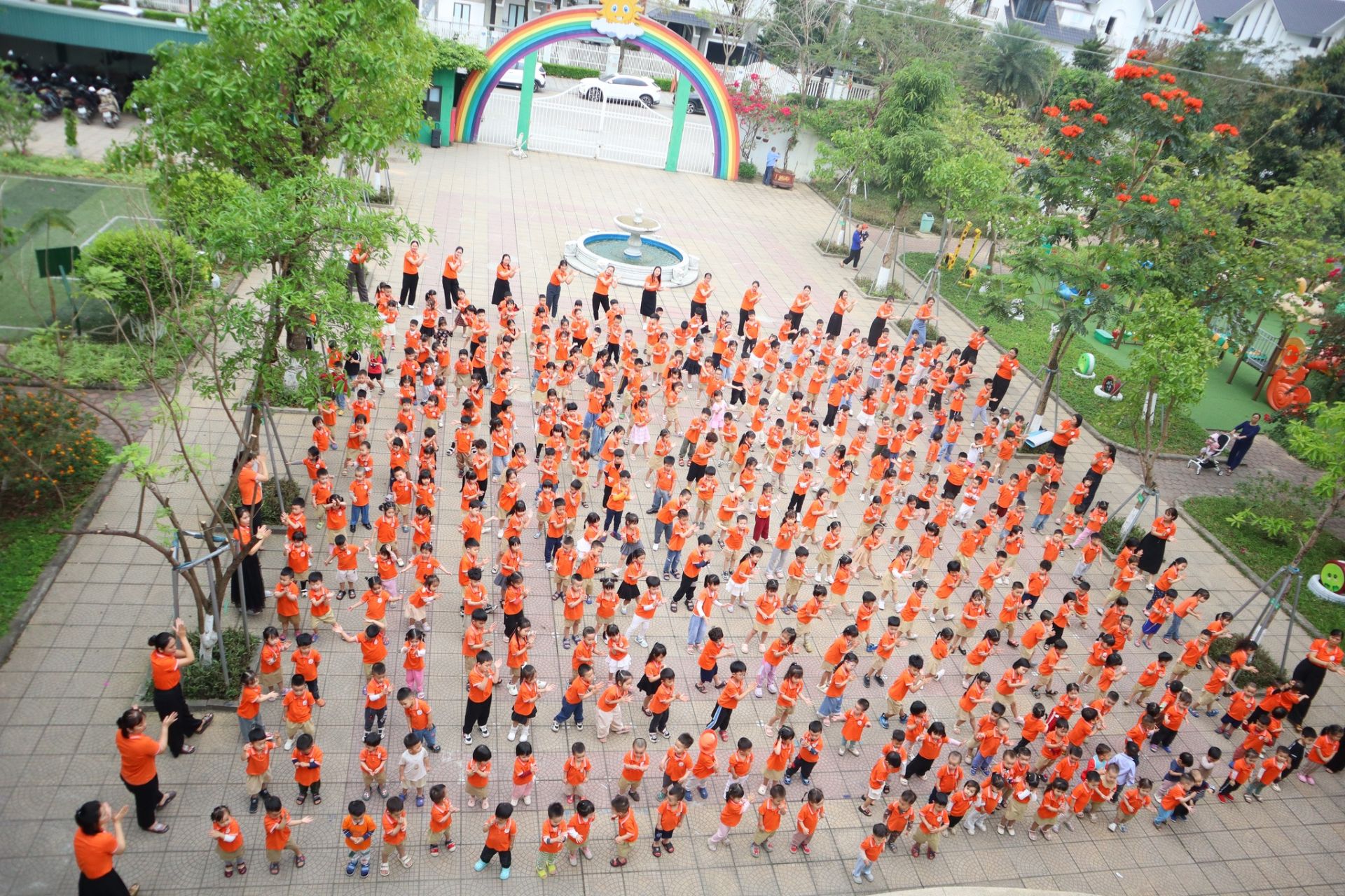 Hơn 400 học sinh Trường Mầm non L&ocirc;m&ocirc;n&ocirc;xốp Dương Nội tham gia nhảy đồng diễn trong khu&ocirc;n vi&ecirc;n trường, tạo n&ecirc;n kh&ocirc;ng kh&iacute; s&ocirc;i động khi hưởng ứng Giờ Tr&aacute;i Đất.