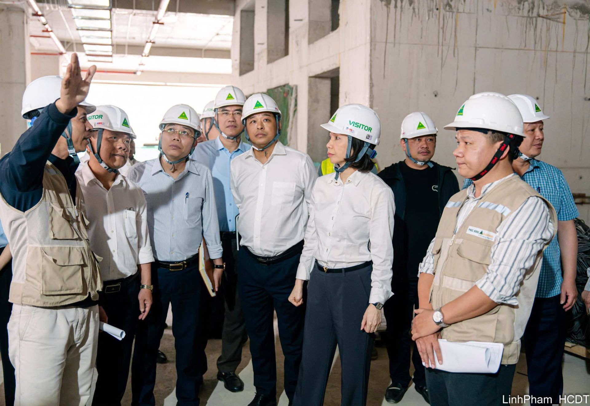 Ph&oacute; Chủ tịch UBND TP H&agrave; Nội Vũ Thu H&agrave; c&ugrave;ng đo&agrave;n c&ocirc;ng t&aacute;c kiểm tra thực địa dự &aacute;n cải tạo Bệnh viện Ung Bướu H&agrave; Nội.