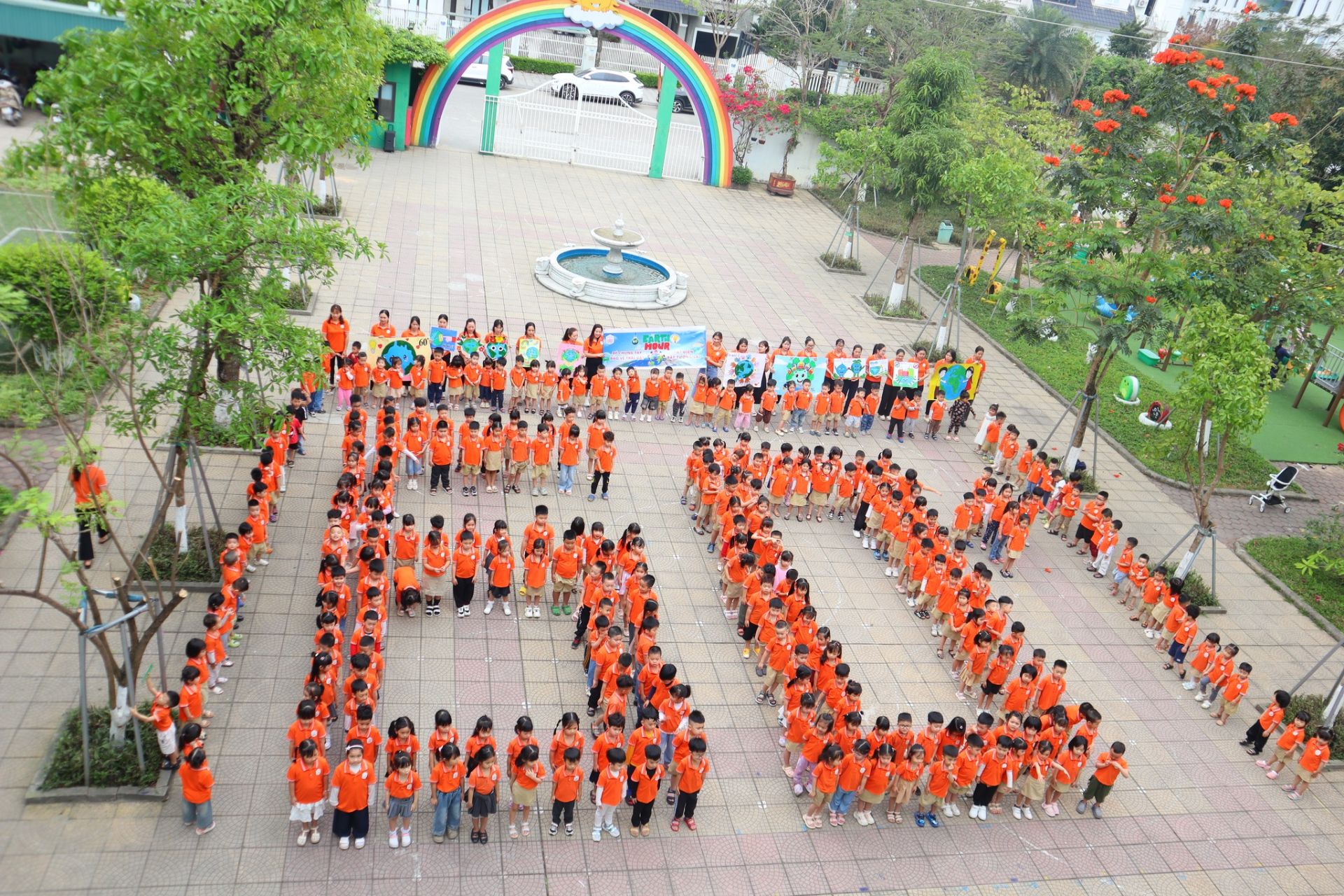 Hơn 400 học sinh mầm non xếp hình “60+”, lan tỏa thông điệp bảo vệ Trái Đất