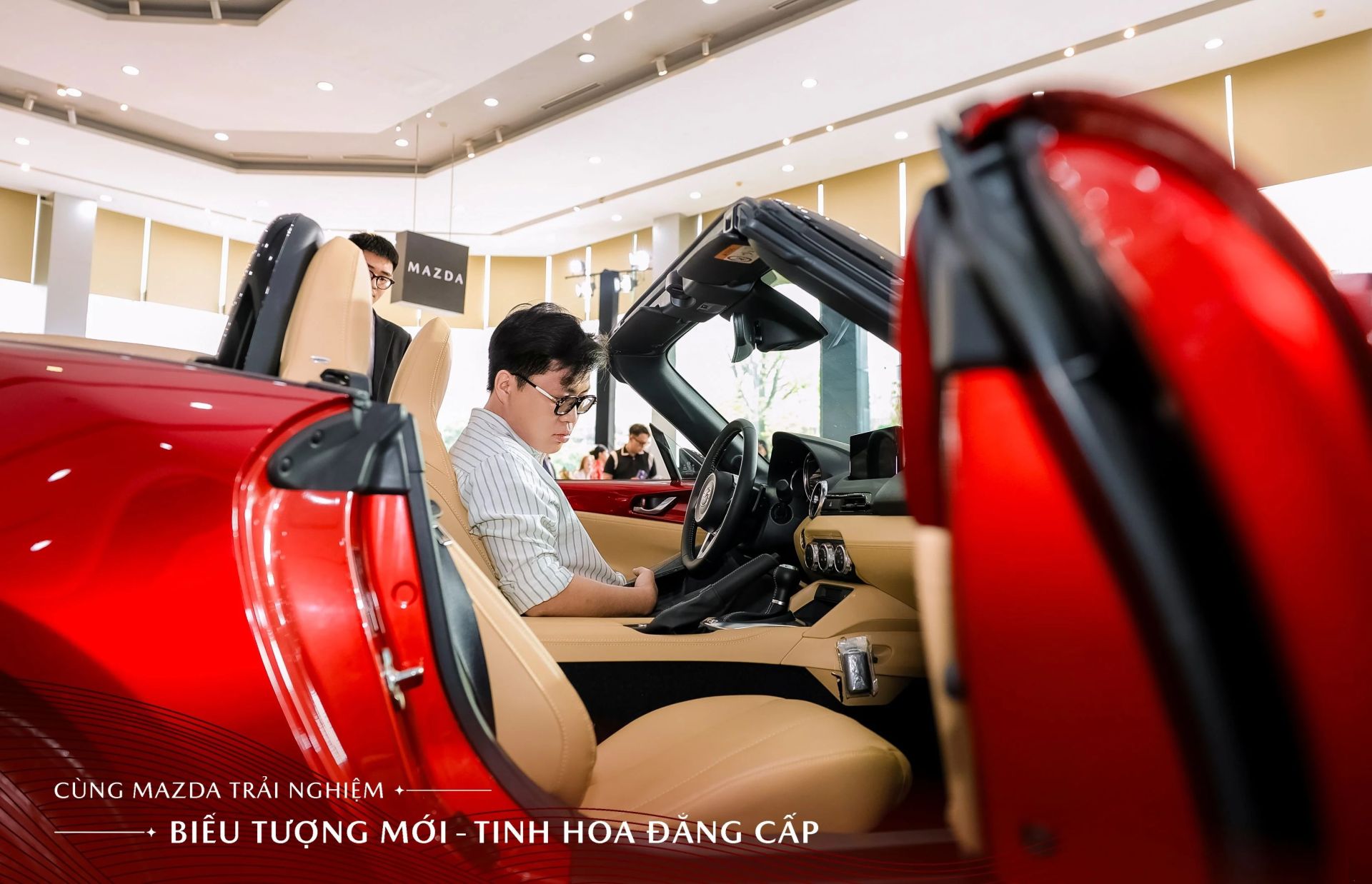 Kh&aacute;ch h&agrave;ng trải nghiệm huyền thoại thể thao MX-5.
