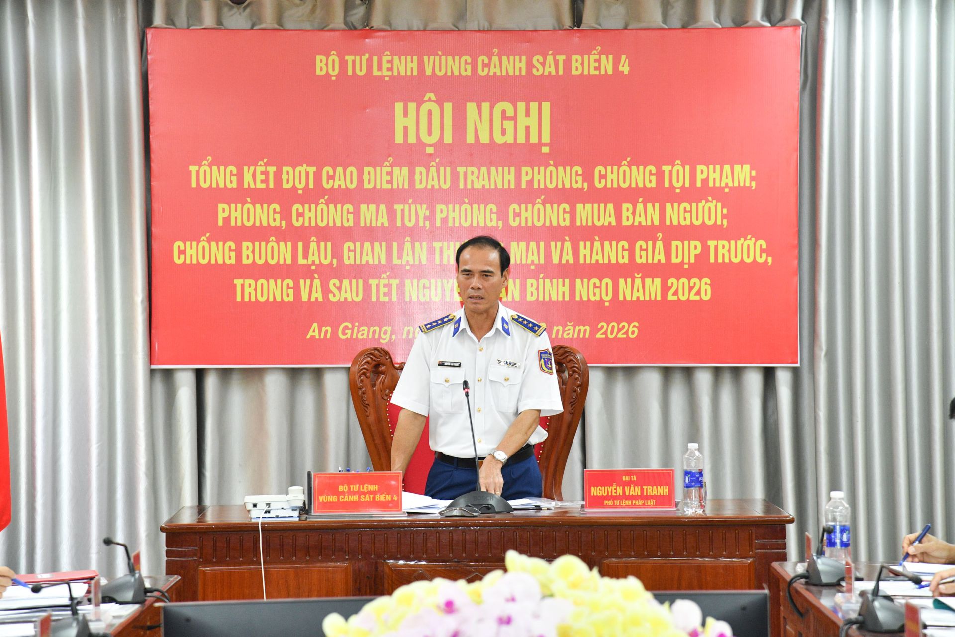 Đại t&aacute; Nguyễn Văn Tranh - Ủy vi&ecirc;n Ban Thường vụ Đảng ủy, Ph&oacute; Tư lệnh Ph&aacute;p luật, Bộ Tư lệnh V&ugrave;ng Cảnh s&aacute;t biển 4 chủ tr&igrave; Hội nghị.