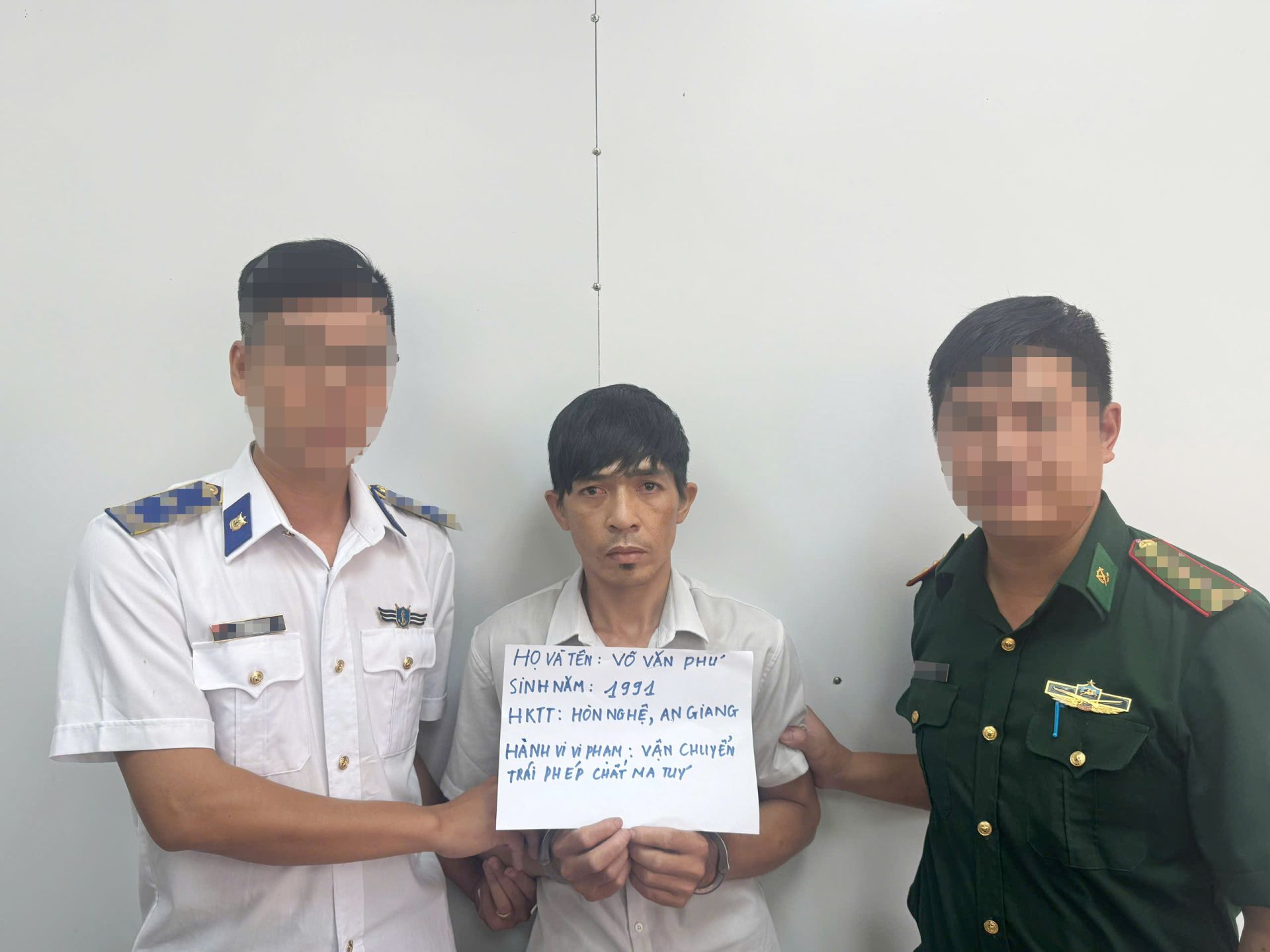 Lực lượng chức năng Bộ Tư lệnh V&ugrave;ng Cảnh s&aacute;t biển 4 chủ tr&igrave;, phối hợp với c&aacute;c lực lượng chức năng tr&ecirc;n địa b&agrave;n bắt quả tang đối tượng V&otilde; Văn Ph&uacute; vận chuyển tr&aacute;i ph&eacute;p khoảng 93 gam ma t&uacute;y đ&aacute; ng&agrave;y 26/01/2026.