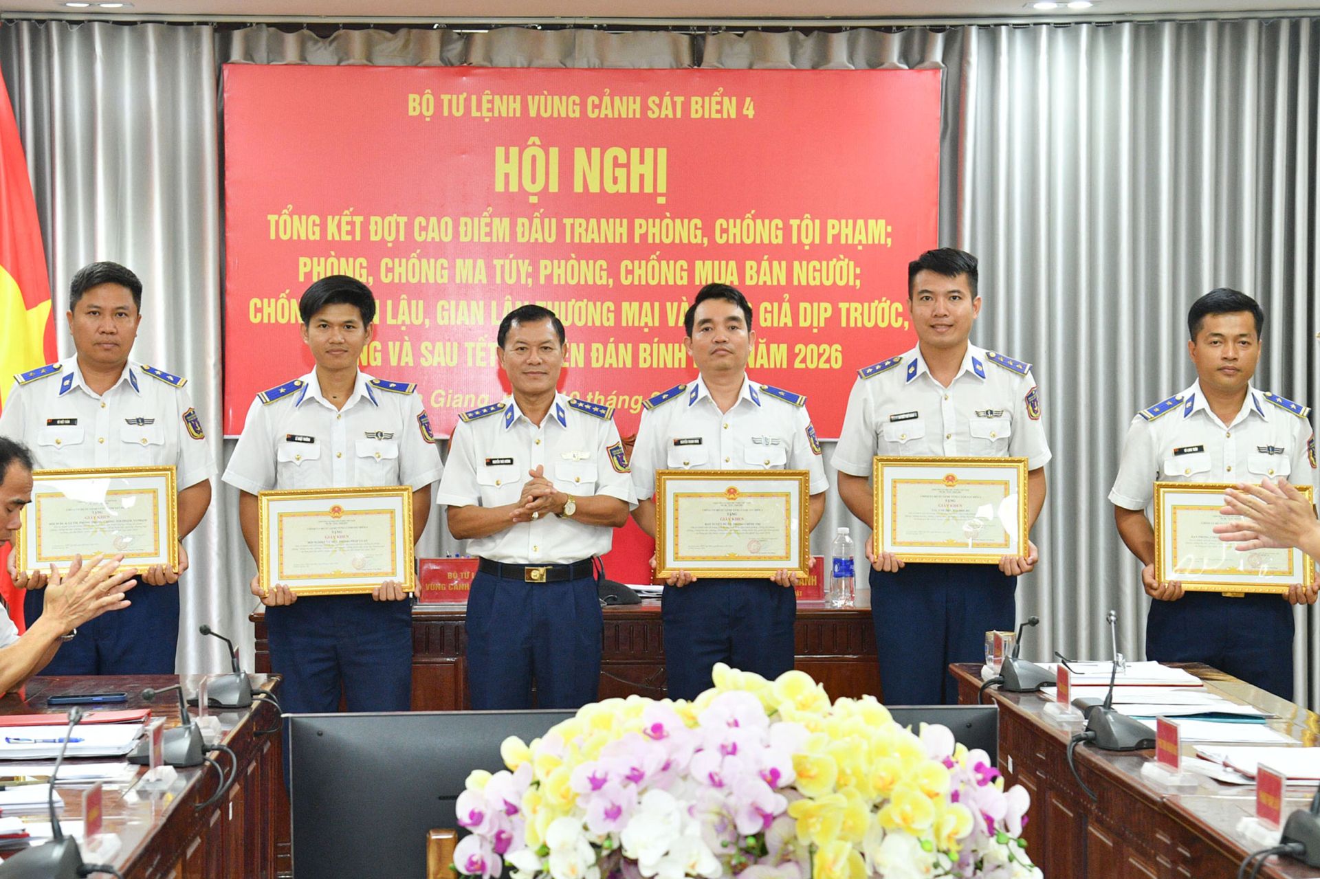 Đại t&aacute; Nguyễn Th&aacute;i Dương - Ủy vi&ecirc;n Ban Thường vụ Đảng ủy, Ph&oacute; Ch&iacute;nh ủy Bộ Tư lệnh V&ugrave;ng Cảnh s&aacute;t biển 4 trao Giấy khen cho c&aacute;c tập thể c&oacute; th&agrave;nh t&iacute;ch tốt trong Đợt cao điểm.