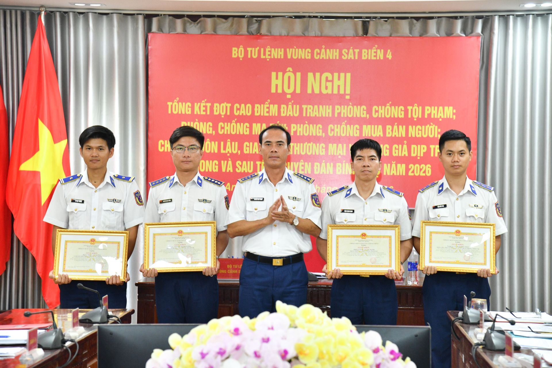 Đại t&aacute; Nguyễn Văn Tranh - Ủy vi&ecirc;n Ban Thường vụ Đảng ủy, Ph&oacute; Tư lệnh Ph&aacute;p luật, Bộ Tư lệnh V&ugrave;ng Cảnh s&aacute;t biển 4 trao Giấy khen cho c&aacute;c c&aacute; nh&acirc;n c&oacute; th&agrave;nh t&iacute;ch tốt trong Đợt cao điểm.