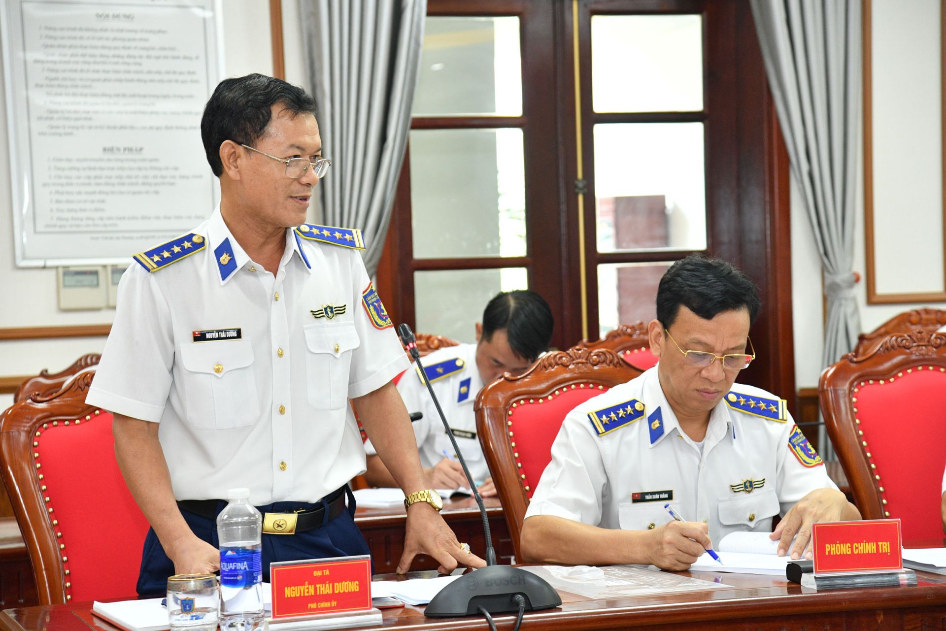 Đại t&aacute; Nguyễn Th&aacute;i Dương - Ủy vi&ecirc;n Ban Thường vụ Đảng ủy, Ph&oacute; Ch&iacute;nh ủy Bộ Tư lệnh V&ugrave;ng Cảnh s&aacute;t biển 4 ph&aacute;t biểu tại Hội nghị.