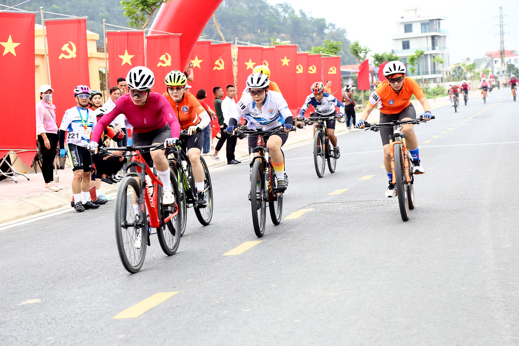 Gần 200 Vận động viên tham gia Giải đua xe đạp phường Phù Liễn lần thứ I