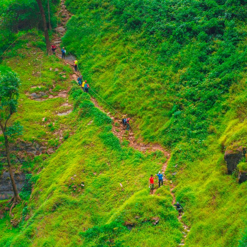 Với chiều cao khoảng 115 m, cung đường abseiling tại đây được xem là một trong những tuyến dài và ấn tượng nhất tại Việt Nam, Với chiều cao khoảng 115 m, cung đường abseiling tại đây được xem là một trong những tuyến dài và ấn tượng nhất tại Việt Nam,