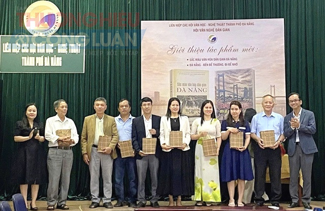 L&atilde;nh đạo Li&ecirc;n hiệp c&aacute;c Hội Văn học - Nghệ thuật TP. Đ&agrave; Nẵng (b&ecirc;n phải) tặng 2 cuốn s&aacute;ch mới cho đại diện c&aacute;c đơn vị, trường học tr&ecirc;n địa b&agrave;n th&agrave;nh phố.