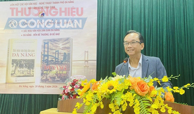 Nh&agrave; thơ Nguyễn Nho Khi&ecirc;m - Chủ tịch Li&ecirc;n hiệp c&aacute;c Hội Văn học - Nghệ thuật TP.Đ&agrave; Nẵng ph&aacute;t biểu tại lễ ra mắt.