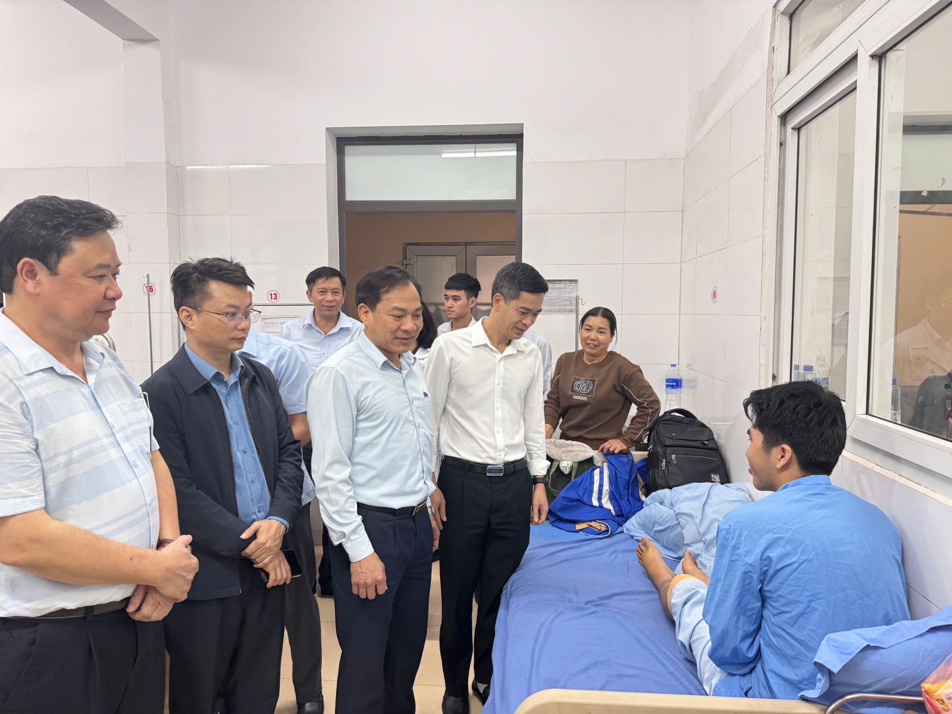 Đại diện Ban ATGT tỉnh, Sở Gi&aacute;o dục đ&agrave;o tạo, Sở Y tế đến thăm hỏi, động vi&ecirc;n c&aacute;c nạn nh&acirc;n v&agrave; gia đ&igrave;nh trong vụ tai nạn giao th&ocirc;ng. (Ảnh: Đỗ Tiến)