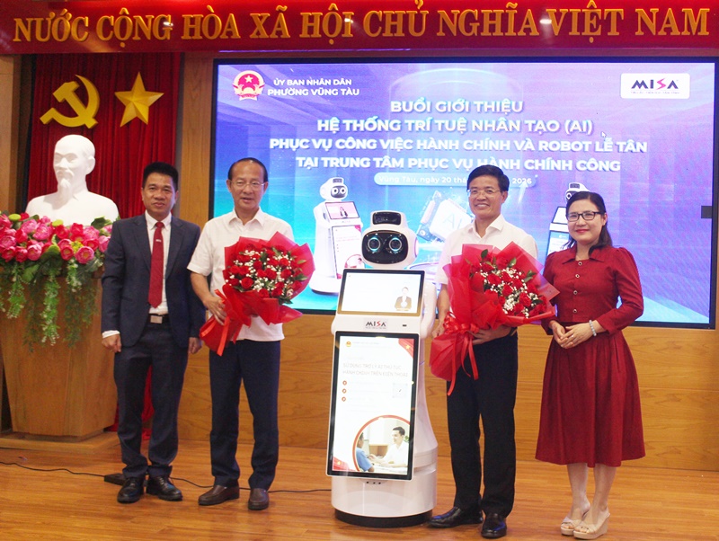 &Ocirc;ng V&otilde; Văn Dũng, B&iacute; thư Đảng ủy, Chủ tịch HĐND phường Vũng T&agrave;u v&agrave; &ocirc;ng Vũ Hồng Thuấn, Chủ tịch UBND phường Vũng T&agrave;u c&ugrave;ng l&atilde;nh đạo Tập đo&agrave;n MISA trải nghiệm tương t&aacute;c t&iacute;nh năng Robot lễ t&acirc;n