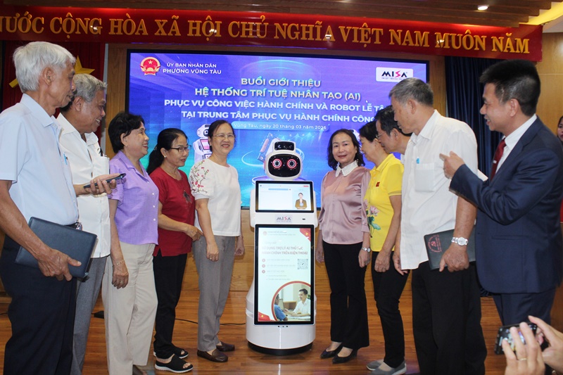 B&agrave; con phường Vũng T&agrave;u trải nghiệm với Robot lễ t&acirc;n tại buổi giới thiệu