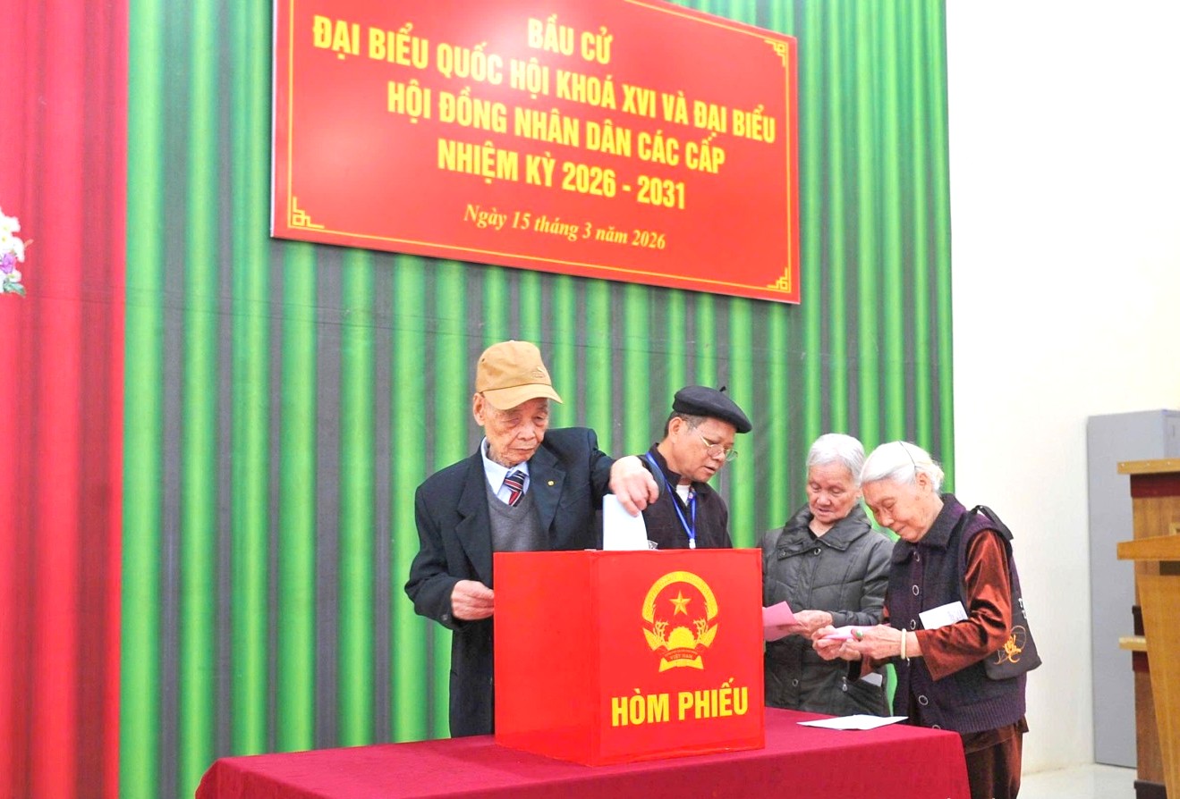 Cử tri Lạng Sơn thực hiện bỏ phiếu