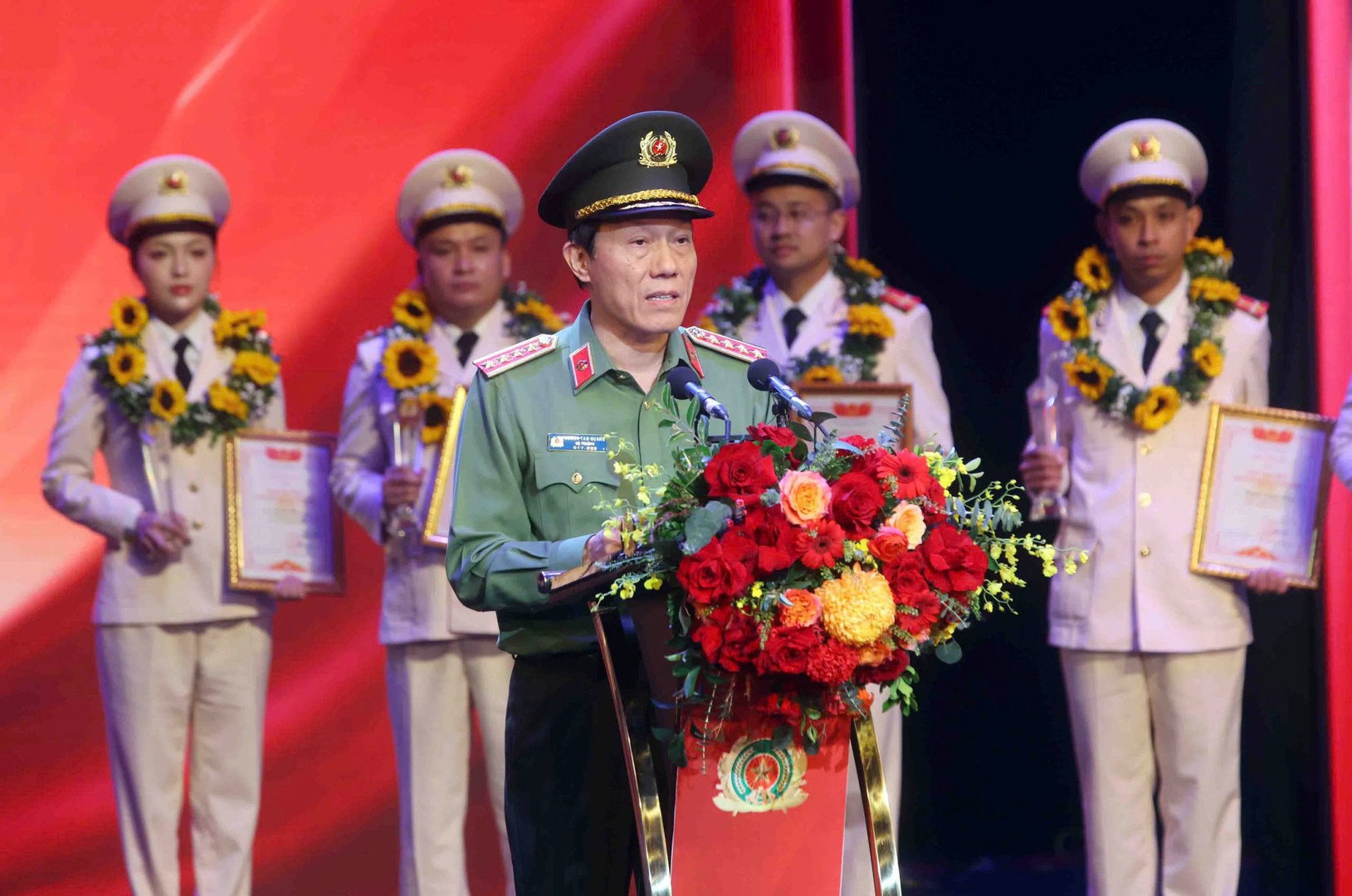 Đại tướng Lương Tam Quang thay mặt Bộ C&ocirc;ng an vinh danh những Gương mặt trẻ c&ocirc;ng an ti&ecirc;u biểu năm 2025