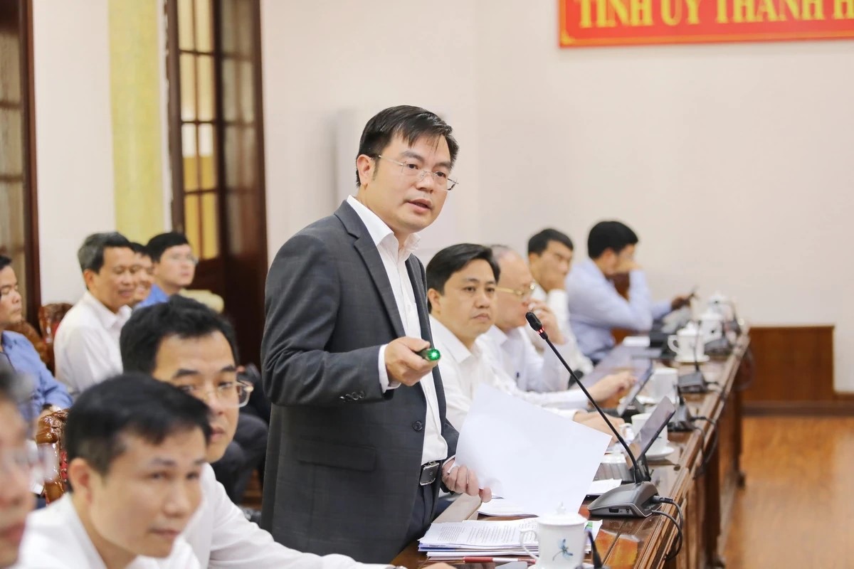 Gi&aacute;m đốc Sở X&acirc;y dựng Ho&agrave;ng Văn Đồng tr&igrave;nh b&agrave;y b&aacute;o c&aacute;o tại hội nghị.