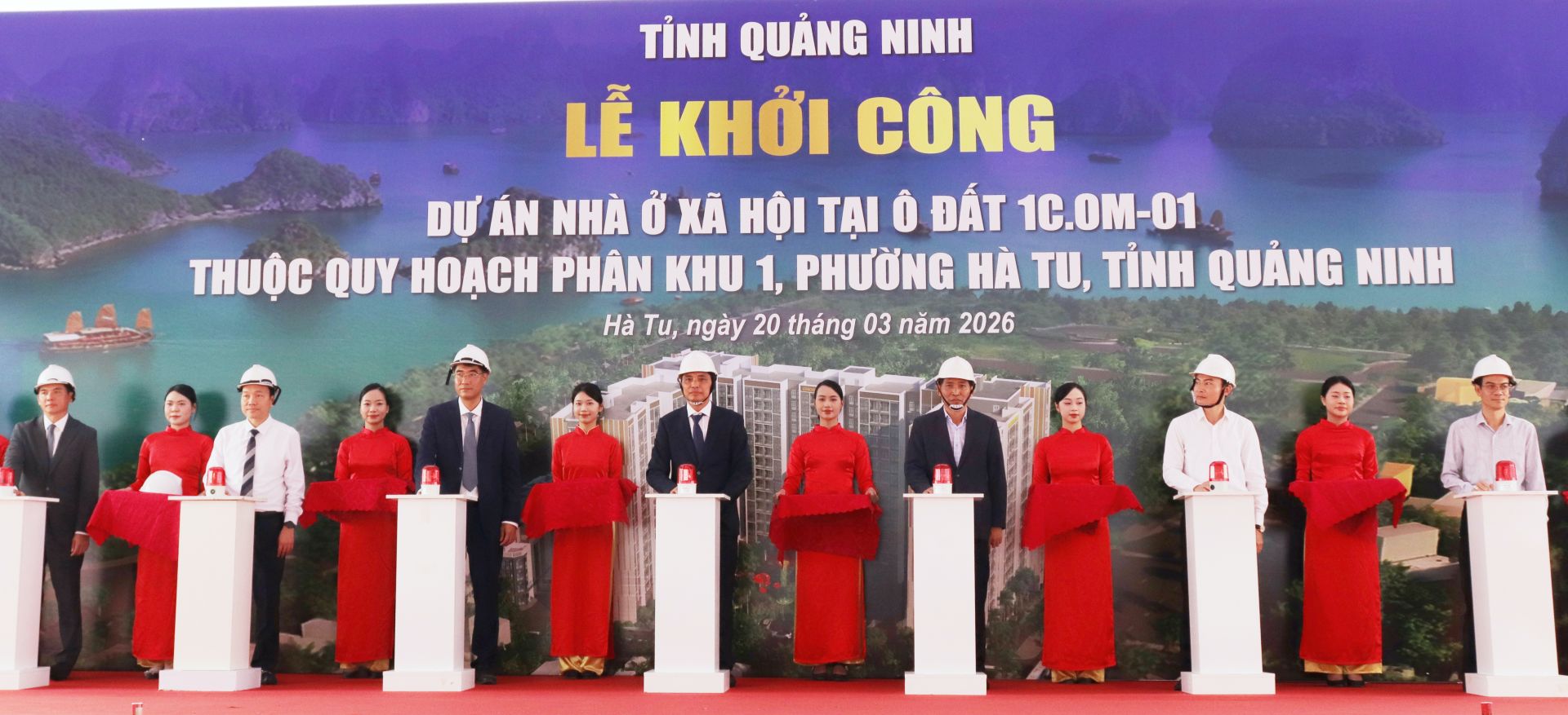 C&aacute;c đại biểu bấm n&uacute;t khởi c&ocirc;ng dự &aacute;n