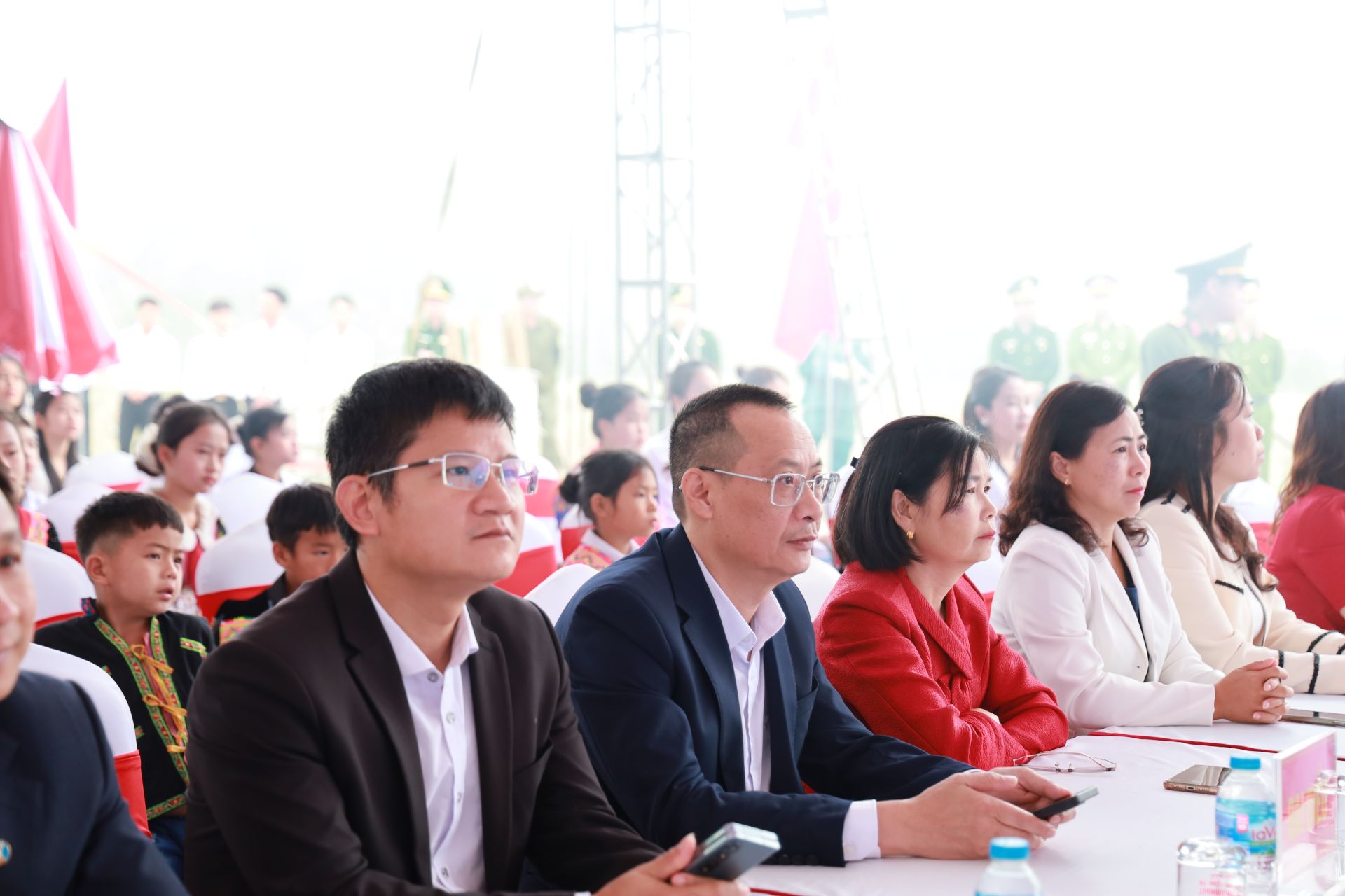 &Ocirc;ng Nguyễn Thế H&ugrave;ng, Ph&oacute; Gi&aacute;m đốc C&ocirc;ng ty (thứ 2 từ tr&aacute;i sang) c&oacute; mặt tại Lễ khởi c&ocirc;ng x&acirc;y dựng trường li&ecirc;n cấp v&ugrave;ng bi&ecirc;n tại x&atilde; Na Sang.