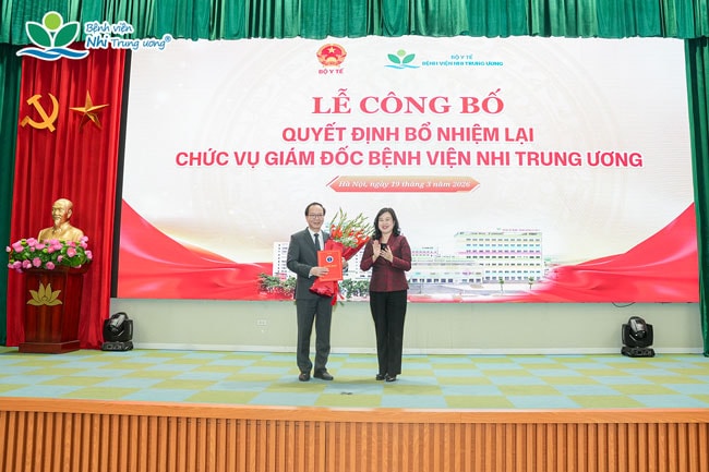 Bộ trưởng Bộ Y tế Đ&agrave;o Hồng Lan trao Quyết định bổ nhiệm lại chức vụ Gi&aacute;m đốc Bệnh viện Nhi Trung ương cho GS.TS Trần Minh Điển. Ảnh: BVCC